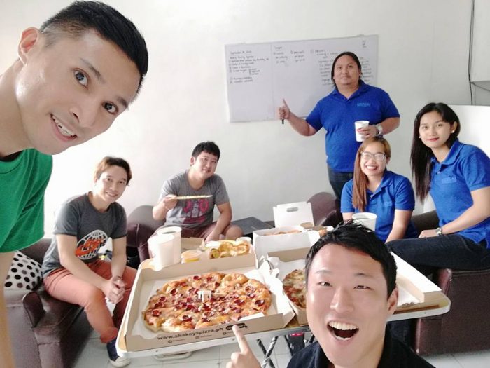 海外就職をサポートするスタッフ