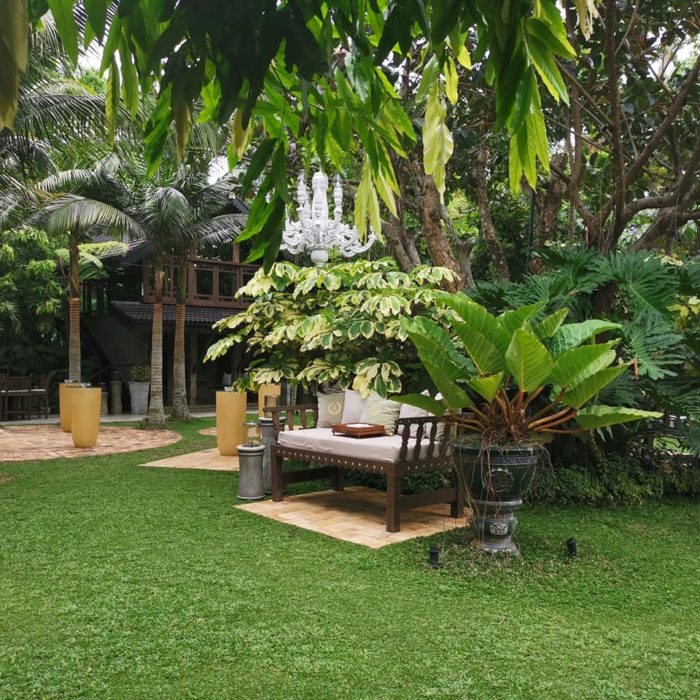 緑の庭とベンチ