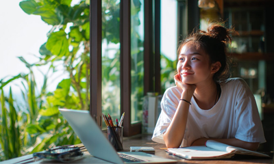 20代女性がWEBマーケ・デザインでフィリピンのカリスマに