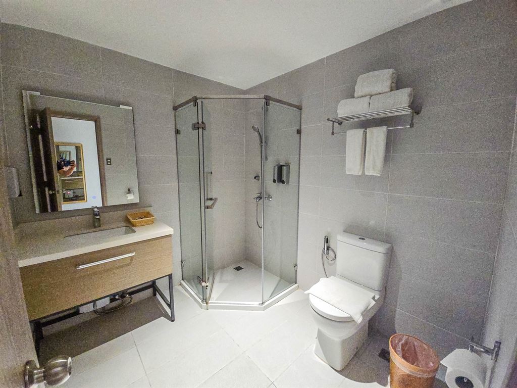 ガラス製シャワーブースや独立した洗面台、清潔なトイレがホテルクオリティで美しく維持されたCebu Blue Ocean Academyの寮のバスルーム水回り環境