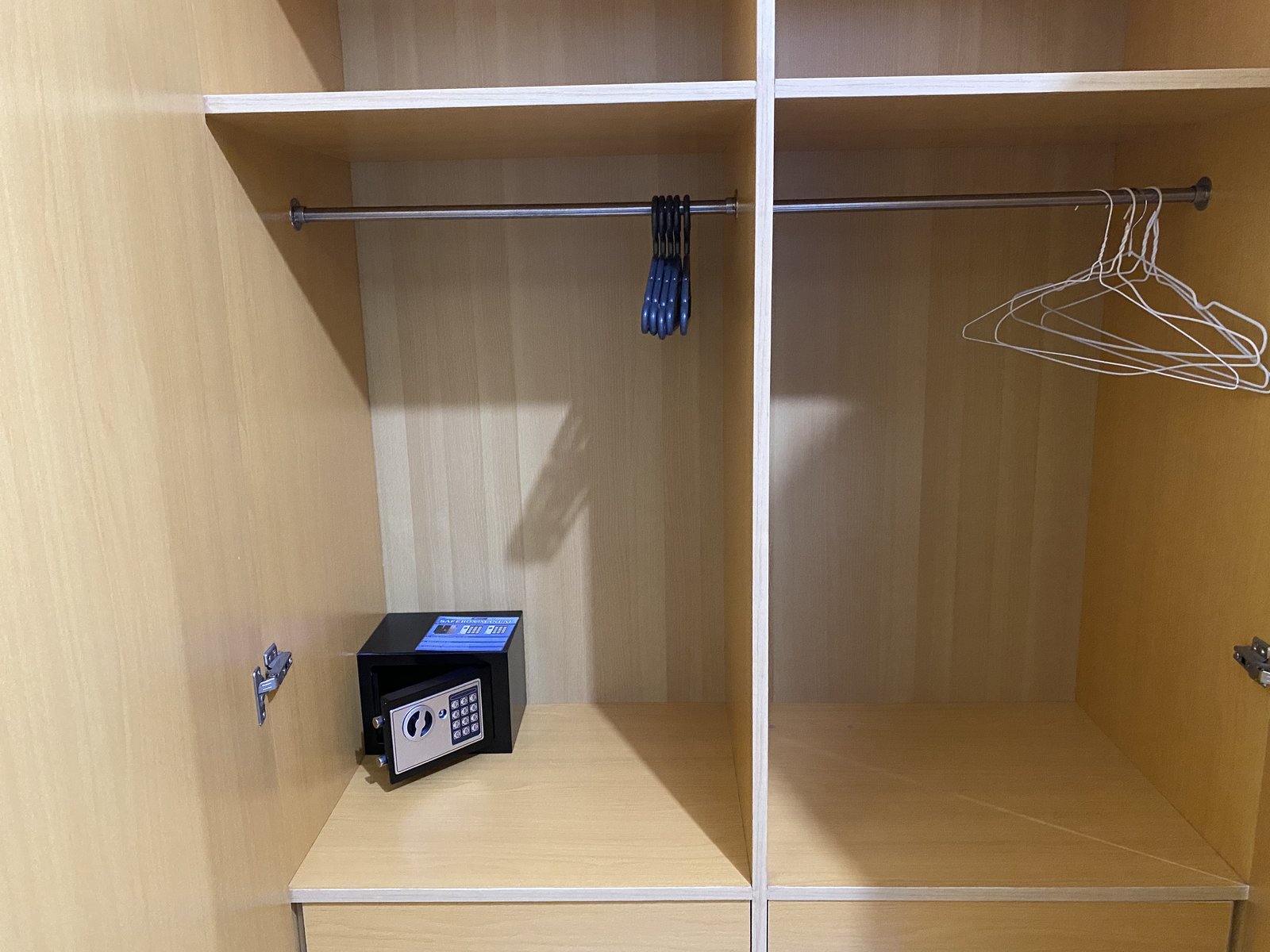 IMS Academyの客室のクローゼット。ハンガーラックと電子金庫