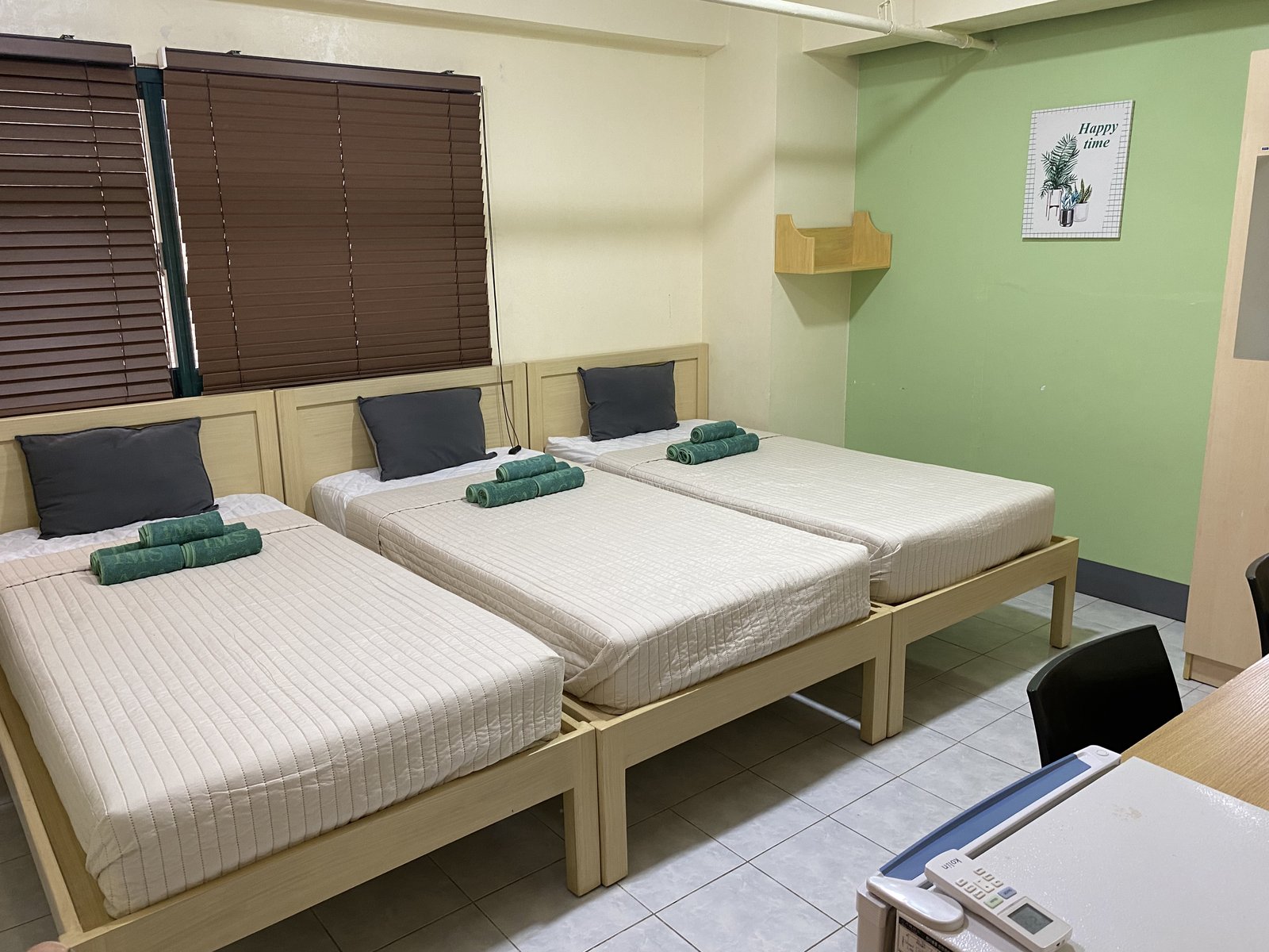 IMS Academyの3人部屋。ベッド3台と枕・タオル