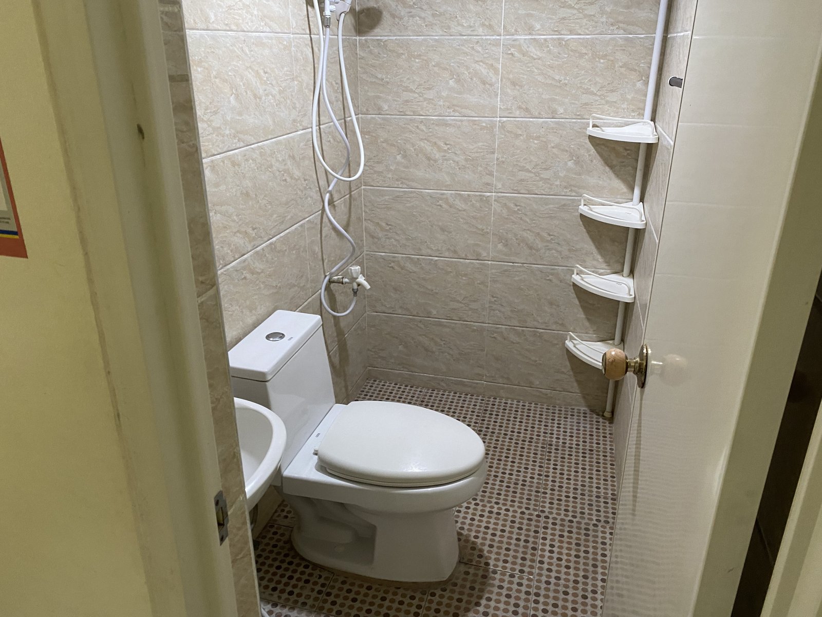 IMS Academyの客室のトイレとシャワー