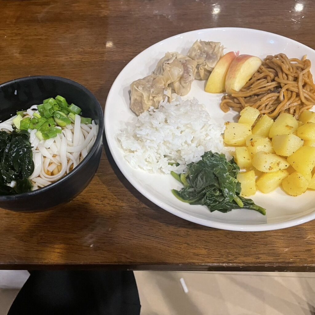 学生食堂で提供される食事の一例。ビュッフェ形式で1日3食
