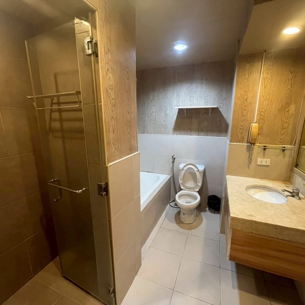 4人部屋のバスルーム。シャワーとトイレを備える