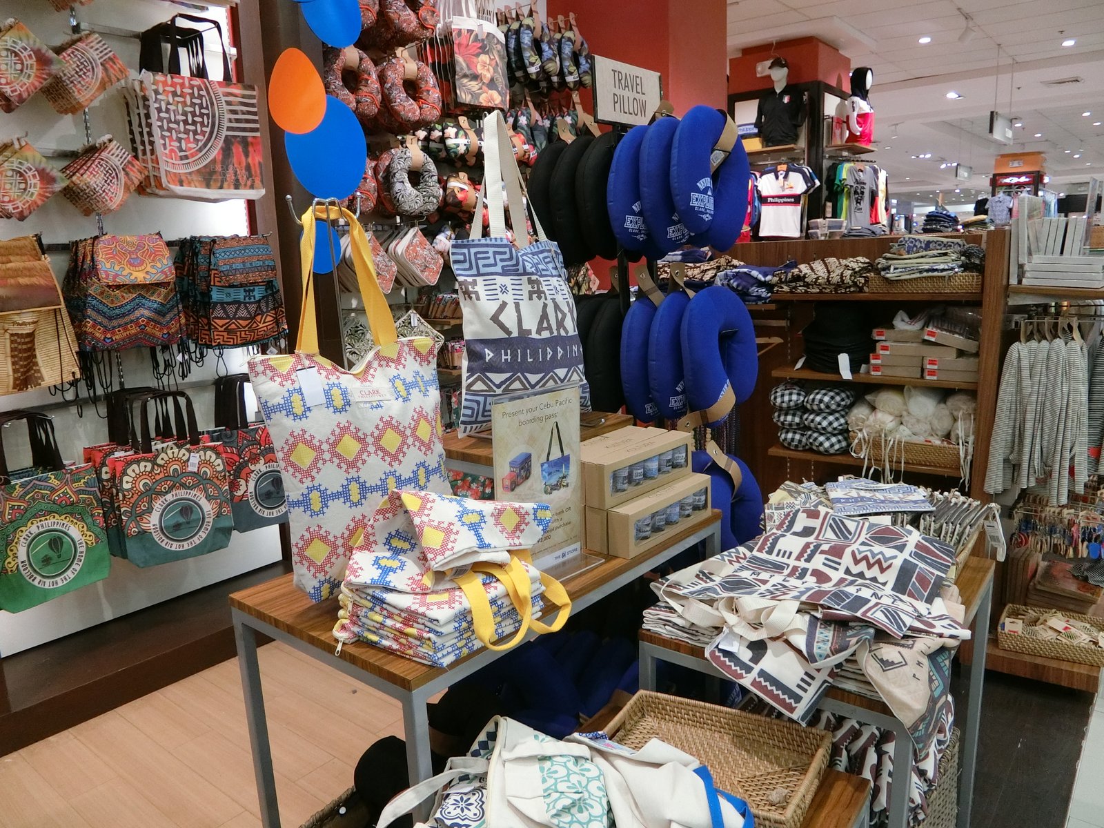 SM City Clark の館内にあるお土産店。クラークのロゴが入ったトートバッグやトラベルグッズが棚に並んでいる