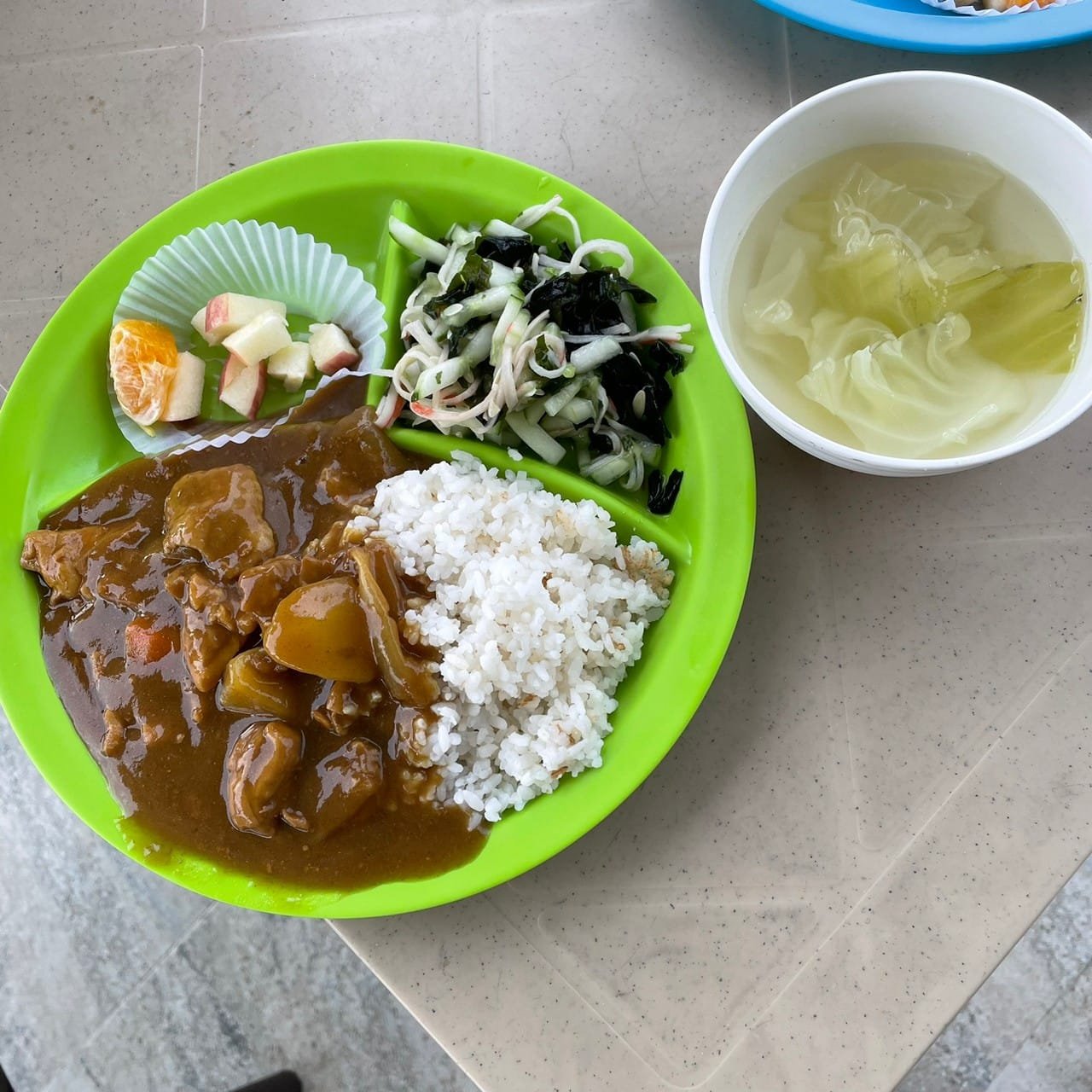 AIAPの食事の例:カレーライス・サラダ・果物とキャベツのスープ