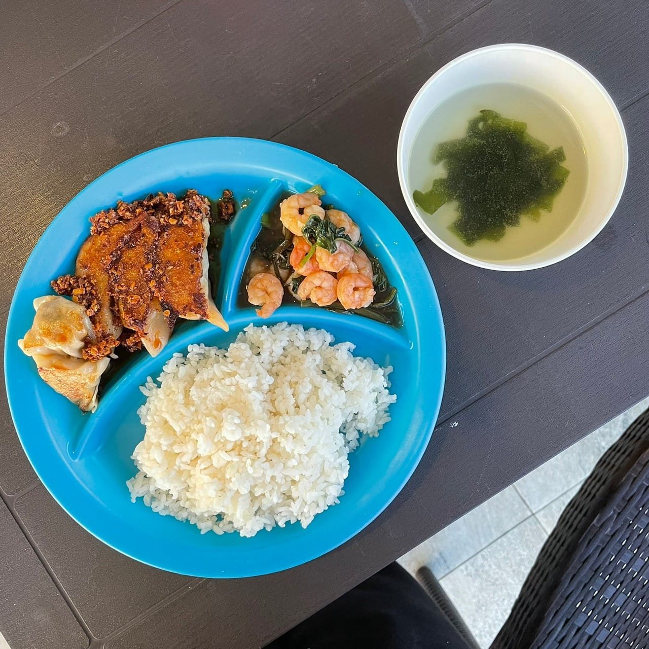 AIAPの食事の例:焼き餃子・エビの炒め物・ご飯とわかめスープ