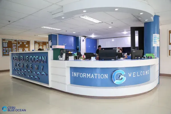 セブ島の Cebu Blue Ocean Academy の学校の受付。INFORMATION と WELCOME の文字があるカウンター