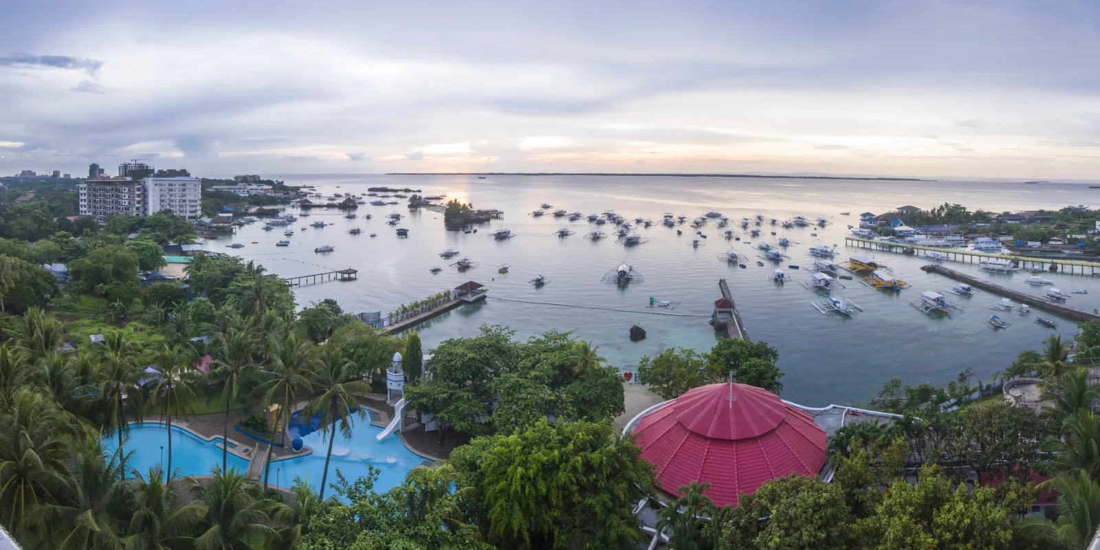 セブ島・マクタン島の Cebu Blue Ocean Academy から見た海と船