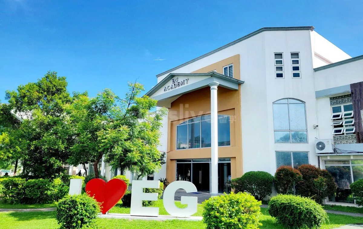 EG ACADEMY（クラーク）の校舎。芝生に I ♥ EG の立体文字が置かれている