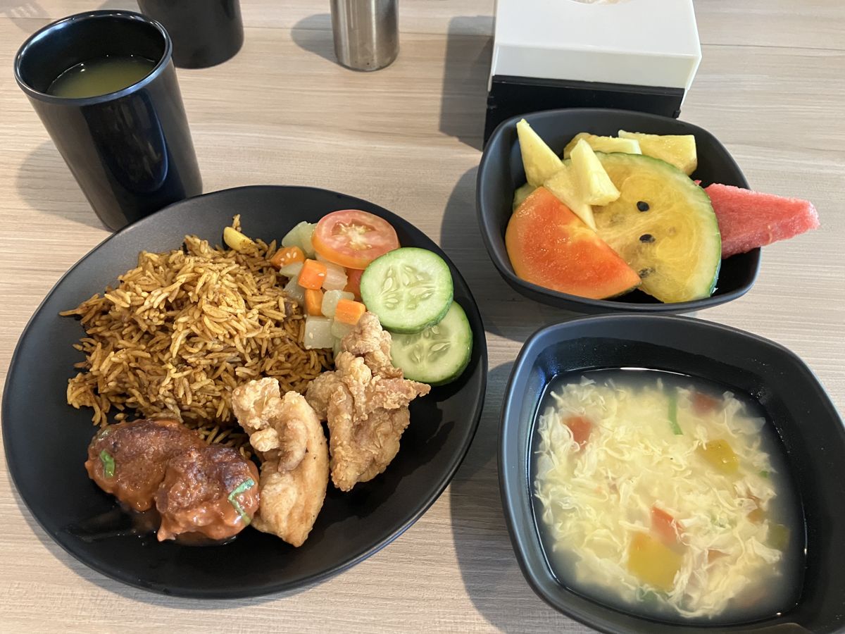 1食分の盛り付け(炊き込みご飯・唐揚げ・野菜・卵スープ)